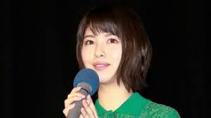 浜辺美波 ビビッドグリーンの襟付きワンピ 素足に白パンプスでキュートに 白 パンプス 浜辺 ファッション