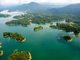 Tasik kenyir adalah tasik buatan manusia terbesar di malaysia. 4 Trip Boathouse Istimewa Yang Ramai Tak Tahu Tripjalan
