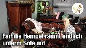 Es geht nicht ums lagern, sondern um die freiwillige selbstbeschränkung beim saubermachen. Familie Hempel Raumt Endlich Unterm Sofa Auf Postillon24 Youtube
