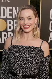 Margot robbie debuted darker hair and long bangs on the 2021 oscars red carpet. Margot Robbie At 78th Annual Golden Globe Awards In Beverly Hills 02 28 2021 Hawtcelebs