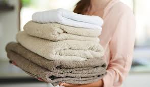 Pliage de serviettes en quarts et tiers. 5 Astuces Pour Plier Les Serviettes Rapidement Et Gagner De La Place Dans Les Placards So Busy Girls