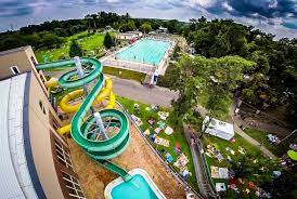 Üzletek, éttermek, szabadidős és sportlétesítmények, kórházak, benzinkutak és egyéb látnivalók. Hotel Corvus Aqua Gyoparosfurdo Oroshaza Toparti Szalloda