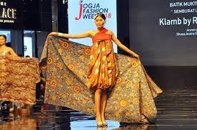 Buat baju anda sendiri dengan desain kaos online! 11 Daftar Desainer Baju Batik Wanita Yang Terkenal