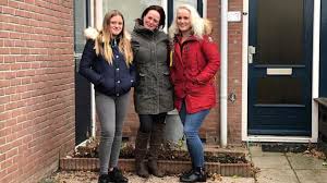 In het programma steenrijk, straatarm ruilen een arm en een rijk huishouden een week van huis en budget. Kerstaflevering Van Steenrijk Straatarm
