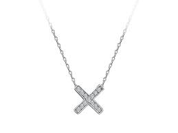 2021 yılında da farklı ve hayalleri süsleyen modelleri üretilmeye devam ediyor, her bayanın gözlerini kendisinde bırakarak ilgi görüyor. Pirlanta Tasli Firdevs Kolyesi 02p0008 Sirius Pirlanta