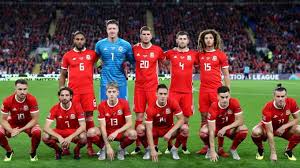 Star inconditionnel du pays et de la sélection dévoilé ce mercredi 11 novembre, le maillot de rechange de la sélection du pays de galles, est en effet, on retrouve une double couleur dominante grise et noir tandis que les bandes adidas et le logo. Gareth Bale Patron De La Classe Biberon Du Pays De Galles Version Ryan Giggs