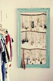 Le Porte Bijoux Mural Une Deco Pratique Et Belle Archzine Fr Porte Bijoux Mural Porte Bijoux Magasin Bijoux