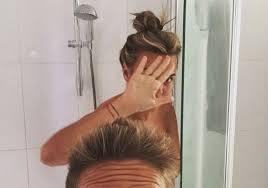 Speciaal voor die fotoreportage heeft westenberg zich een nieuw kapsel aangemeten. Andre Hazes Jr En Monique Westenberg Maken Douche Selfie Dagelijks Nederland