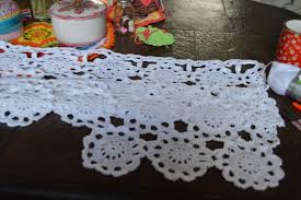 Gardine mit selbst gehäkelter mit spitze vii und stäbchen durchzug. Kochloeffel Und Nadelkissen Hakel Blumen Als Gardine Tischdecke Girlande Aufhanger Blumig Schon