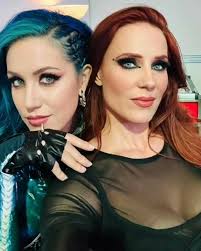 Dos hermosas cantantes