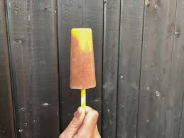 Sans Sucre Raffine Ajoute Et Sans Produits Laitiers Si On Le Souhaite Cette Friandise Glacee Est Un Pur Regal On En Oublie Que C Est Sante In 2020 Desserts Popsicles