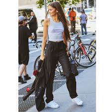 25 Outfits To Wear With White Sneakers For Women Zendaya Outfits Zendaya Style Fashion