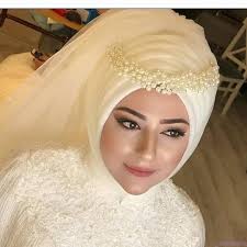 Hatta tesettür gelin başı, instagram üzerinden oldukça aratılıyor ve inceleniyor. Tesettur Gelin Basi 2019 15