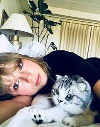 Taylor Swift Posts A Daydreaming Selfie With Her Cat Ahead Of Manchester Show Taylor Swift Cat Taylor Swift Pictures Taylor Swift