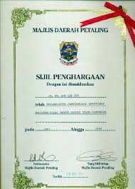 Memberi perkhidmatan yang berkualiti kepada pelanggan dalam urusan pentadbiran daerah, pentadbiran tanah dan pembangunan masyarakat. Awards G P