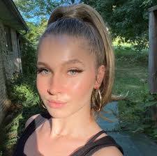 Amanda Bouse's Instagram, Twitter & Facebook