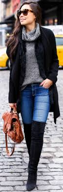 Bayanlar Icin Pantolon Kombinleri Mavi Pantolon Gri Salas Bogazli Kazak Siyah Mont Casual Winter Outfits Moda Stilleri Ve Sonbahar Kiyafetleri