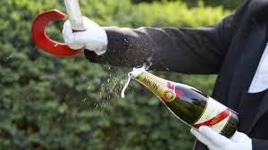 The saber is handcrafted in italy and features. Modena Apre Lo Champagne Con Una Sciabola E Colpisce Una Ragazza 16enne E Grave