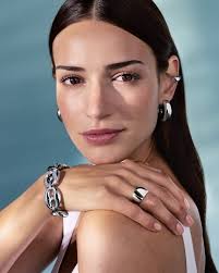 Per una serata tra amiche indossa gli orecchini della nuova collezione  Toujours, perfetti da abbinare ai charm della collezione Poème entrambe a  partire da 19.00€. Online su bit.ly/GoldenFallStroili e nelle gioiellerie  Stroili: