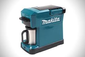 Mit 240 ml wasserbehälter und einer tasse, die staubdicht direkt in die maschine passt. Makita Cm501d Die Akku Kaffeemaschine Fur Unterwegs Gadgets Die Wir Lieben Atomlabor Blog Dein Lifestyle Blog