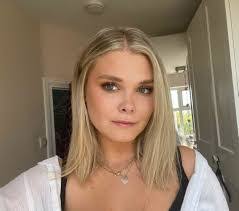 Fanny Gill's Instagram, Twitter & Facebook