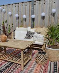 loungeset van bamboe en buitenkleed bohemian outdoor decor outdoor furniture decor