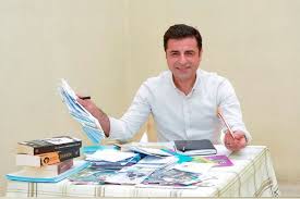 Avrupa i̇nsan hakları mahkemesi(ai̇hm) terör örgütü pkk propagandası yaptığı gerekçesiyle tutuklu bulunan selahattin demirtaş'ın serbest bırakılması yönünde karar verdi. Avrupa Konseyi Bakanlar Komitesi Demirtas Icin Turkiye Ye 22 Haziran A Kadar Sure Verdi