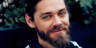 Мальчик учился в престижной школе короля эдварда в сомерсете, и в средних классах. Actor Tom Payne Likes When Women Call Him On His Sh T