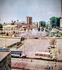Fotografia Tomada Desde La Estacion Del Ferrocarril Al Frente El Paseo De La Plaza Juarez Espacio Disenado Por El Arquit Guadalajara Historia De Mexico Fotos