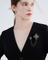 Amazon.com: Vintage Tassel Chian Brooch Pin for Women Men CZ Crystal Buckle  Chain Collar Lapel Pin Shirt Collar Pin Chain Brooches Dress Cloth Cardigan  Clip Suit Stud Corsage Pins for Men's Suit