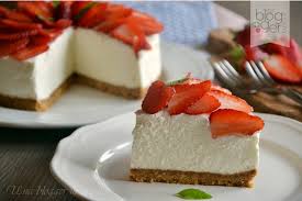 250 g di yogurt alla vaniglia 125 ml di panna da montare 100 g di zucchero a velo 4 g di colla di pesce fragole tagliate a dadini condite. Cheesecake Alle Fragole Ricetta Senza Cottura