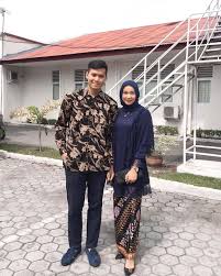 Dengan mengenakan baju batik, hasrat anak muda yang ingin terlihat modis dan keren, akan langsung terpenuhi karena seperti yang sudah saya sebutkan di atas, bahwa baju batik akan menimbulkan kesan yang membuat pengguna nya terlihat berwibawa. 45 Model Batik Couple Modern Modis Kombinasi 2020