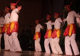 Alat musik ini hanya memiliki dua senar, dibuat dari bahan dasar kayu yang dibentuk dan diukir dengan ornamen khas karo. 105 Tarian Daerah 34 Provinsi Beserta Gambar Dan Asalnya