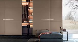 Der schrank triumphiert mit einer gradlinigen formgebung und einer minimalistischen, grifflosen gestalt schwebetürenschrank hollywood 4 wiemann. Warm Massgefertigter Schrank Mit Lederturen Lema