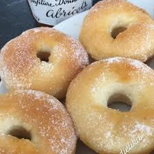 Des Bons Petits Beignets Bien Moelleux Facons Donuts Cuit Au Four Une Recette De Pate A Beignets Toute Simple Avec Des Ingredients De Base Food Bagel Bread