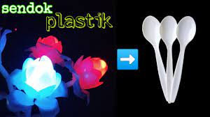 Gunakan sedotan pipih atau gepeng, bagi sedotan menjadi 3 bagian. Cara Membuat Lampu Hias Bentuk Bunga Dari Sendok Plastik Flower Youtube