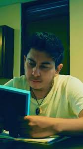 Saudade” es una palabra que solo existe en portugués. No tenemos una  traducción exacta en español, pero describe una emoción profunda: una  mezcla de nostalgia, melancolía, cariño y ese deseo suave de