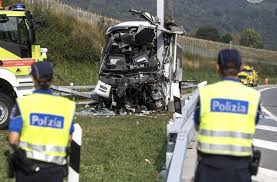 San bernardino tunnel (a13) zwischen thusis und mesocco, st. Unfall Im Tessin Mit Bus Aus Koln 27 Jahrige Deutsche In Der Schweiz Gestorben Panorama Stuttgarter Nachrichten