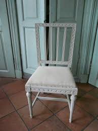 Ein Schoner Antiker Stuhl Aus Malmo Im Gustavianischen Stil Mit Bandornamentik Rundherum Verziert Mit Toile De Jouy Stoff Bezo In 2020 Antike Stuhle Stuhle Ornamentik