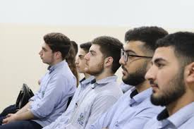 من الوعي واللاوعي والعلاقة بينهما إلى التحليل النفسي فالفن السريالي، رحلة  ساحرة قام بها الدكتور عبدالحليم حمود لطلاب الصف الثاني عشر في ثانوية السفير  في محاضرة تحت عنوان "السريالية والتحليل النفسي". النشاط