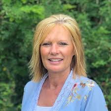 Amy Latham's Instagram, Twitter & Facebook