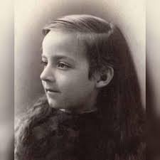 La fille qui a dormi pendant près de neuf ans Ellen Sadler est née le 15  mai 1859 à Turville, une paisible ville anglaise. Elle était le dixième  enfant d'une fratrie de