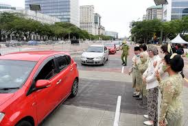 Pic.twitter.com/lldmfxdkdu — bfm news (@newsbfm) december 20, 2020. Gambar 10 000 Tetamu Meriahkan Majlis Perkahwinan Drive Thru Anak Tengku Adnan Di Putrajaya