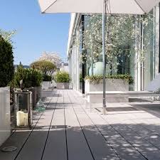 Natürliches braun, elegantes grau oder frisches grün: Terrassendielen Wpc Grau Terrassendielen Terrassenbelag Kleiner Balkon Design