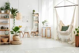 Haengesessel nido xl von jobek bild schoener wohnen download image. Grunes Kissen Auf Einer Hangematte Und Anlage Auf Puff Im Hellen Wohnzimmer Interieur Mit Weissen Stuhlen Lizenzfreie Fotos Bilder Und Stock Fotografie Image 93964276