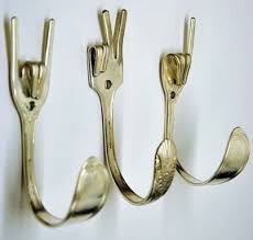 What To Do With Those Old Silverware Items Well What About This Awesome Upcycle Idea To Make Some Cool Lookin Silverware Crafts Recycled Crafts Silverware Art