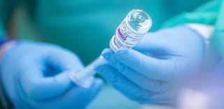 It's easier to mass produce and store, and it's also cheaper, at $3 to $4 per dose. Los Alemanes Desconfian De La Vacuna De Astrazeneca