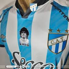 Atlético tucumán fue el primer equipo de toda argentina en usar una camiseta con bastones . La Camiseta Del Decano Llevara La Imagen De Diego Maradona La Gaceta Tucuman
