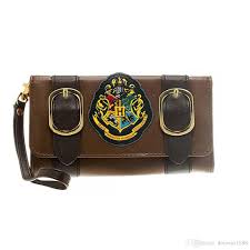 Parselmund, hogwarts, muggel, expeliarmus, dementoren, butterbier… das sind bei unseren kindern schon lange bekannte begriffe. Grosshandel Harry Potter Brieftasche Hogwarts Castle Crest Umschlag Schultasche Folding Lady Geldborse Grosse Pu Foto Karte Handy Halter Frau Von Douwin1688 7 82 Auf De Dhgate Com Dhgate