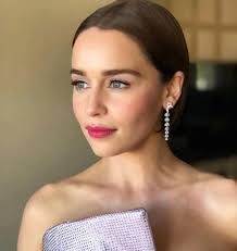 Welcome to emilia clarke daily your online source for all things british actress emilia clarke. Merasa Trauma Emilia Clarke Belum Ingin Berfoto Dengan Penggemar
